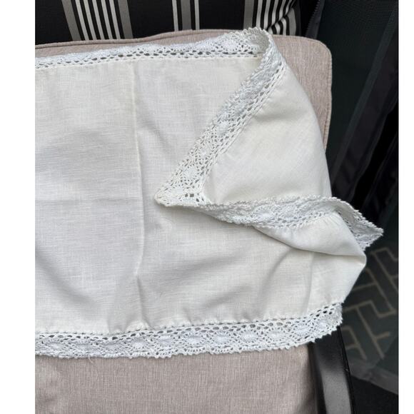 VINTAGE TABLE RUNNER APPROX 28" BY 12" AND DOILY APPROX 18" ROUND SOME STAINS - Picture 4 of 5